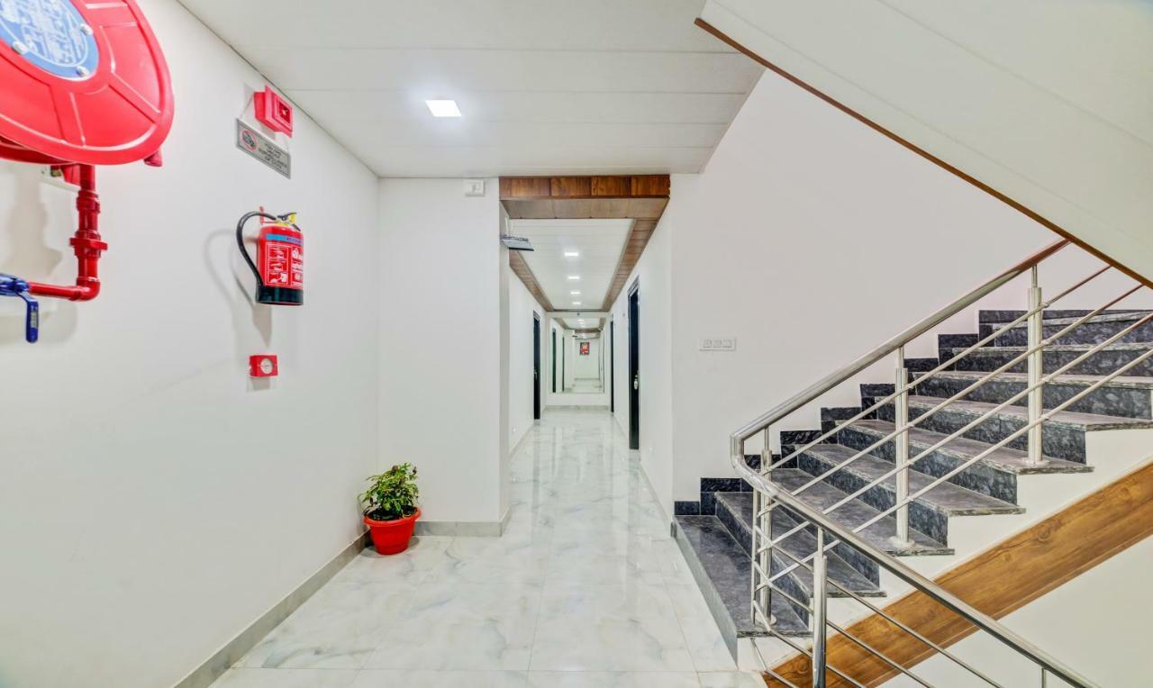 Hotel Nysha Palace Near Igi Airport Yeni Delhi Dış mekan fotoğraf